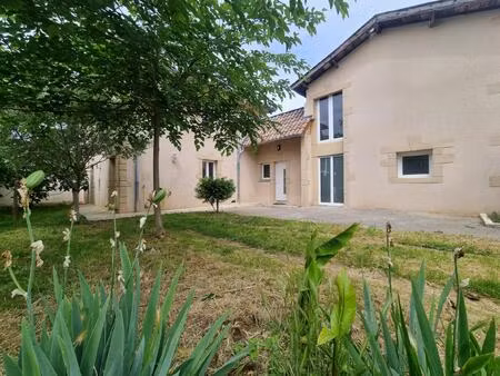 ensemble immobilier composé d'une maison familliale de 200m² environ et d'une maison de 10