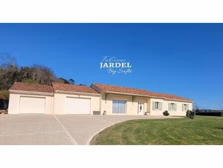 villa récente de 153 m² de plain pied avec piscine