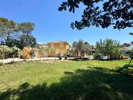 villa t5 traditionnelle de 165 m² avec piscine et grand garage.
