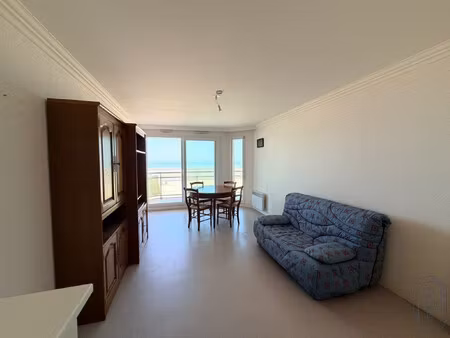 bel appartement vue mer avec cave et parking.