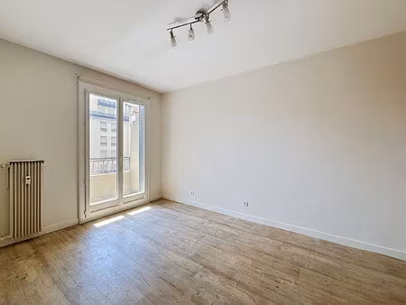 appartement 3 pièces de 65m2 avec balcon / place de stationnement / cave