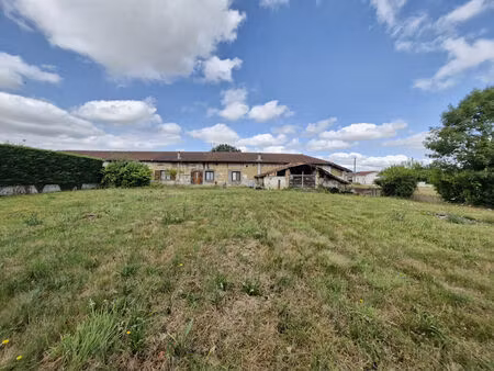 ancienne ferme de plain-pied avec terrain constructible entre bourg-en-bresse et montrevel
