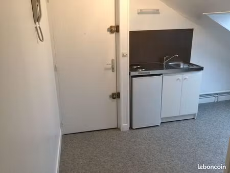 studio mansardé avec chambre séparée - av laon -