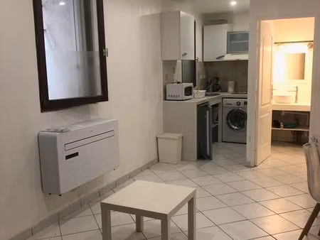 studio meublé et climatisé de 21m2 plein centre ville aubagne
