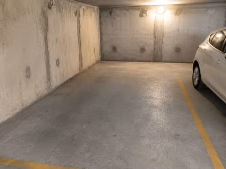 grande place de parking abritée et sécurisée – arènes / patte d’oie