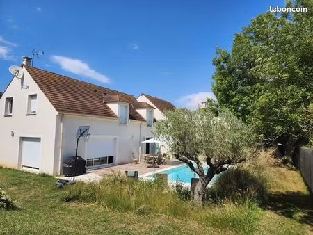 spacieuse maison familiale de 240 m² avec 6 chambres et piscine à orgeval