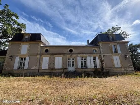 local 872 m²