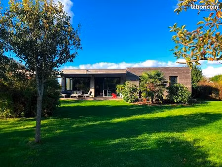 maison d'architecte en bois sur grand terrain boisé