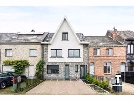 gerenoveerd gebouw met 2 appartementen