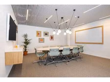 un bureau pour 10 employés à spaces court of justice