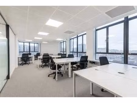 un bureau pour 15 employés à spaces court of justice