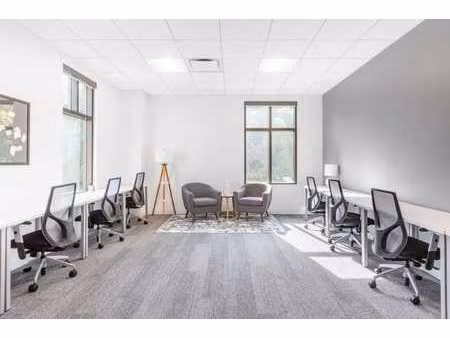 un bureau pour 20 employés à spaces court of justice