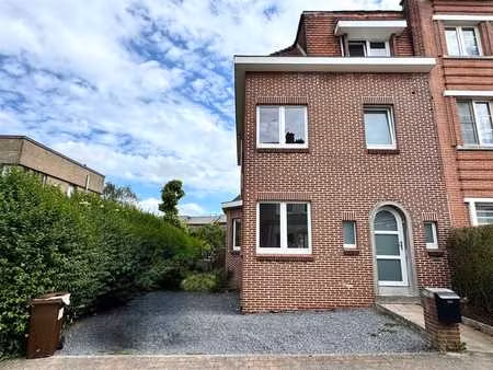 charmante maison 3 chambres avec jardin et allée à renaix!