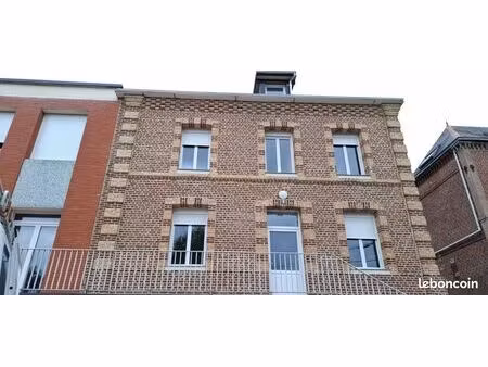 appartement rénové dans maison jumelée – jardin  parking – proche commodités