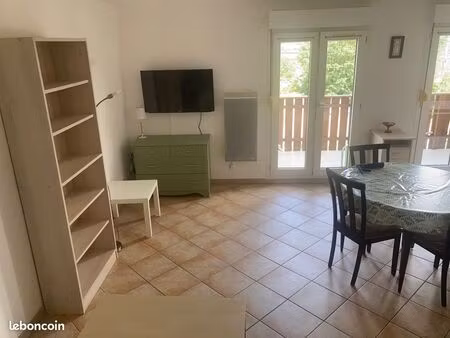 joli studio meublé avec grand balcon