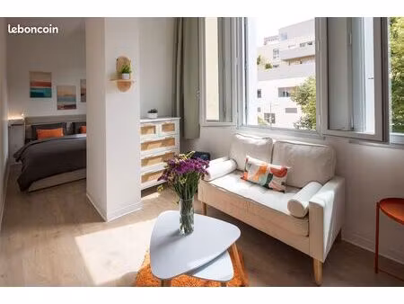 appartement meublé haut de gamme climatisé avec coin couchage – 27 m² – refait à neuf – ce