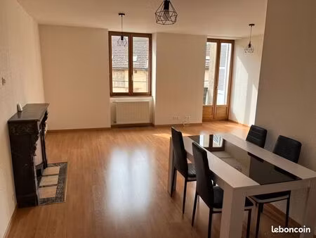 appartement t2 68m2 avec balcon centre de saint claude place du château au calme