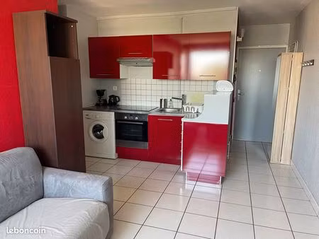 particulier loue grand studio meublé et équipé de 30m² avec coin nuit séparé - proche gare