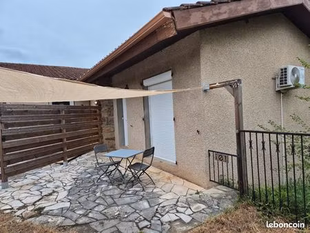 grand t2 meublé terrasse/parking privé/clim/moustiquaire tout confort