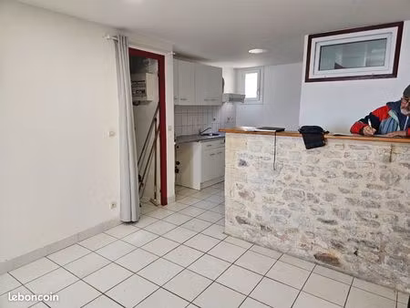 maison bien située 2 chambres poêle et connecteurs