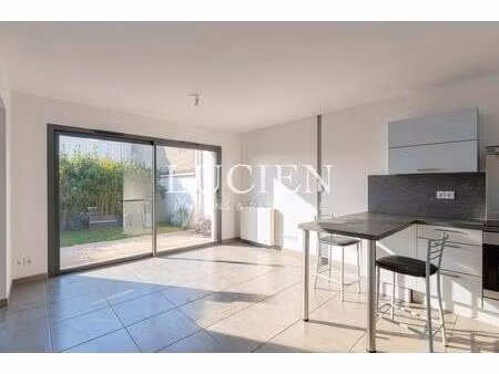 hyper centre ecully  t3 de 57m2 avec terrasse et stationnement