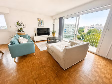 grand t4 lumineux avec balcon  ascenseur et possibilité 3 chambres