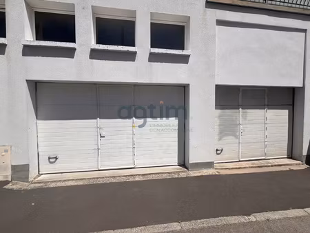 à vendre ensemble de 2 grands garages dans le pentagone