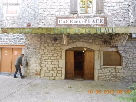 maison en pierre avec local commercial