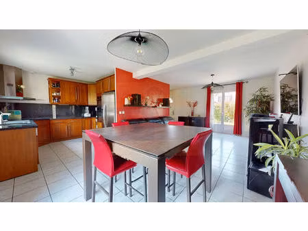 maison bois d'arcy 6 p de 96 m² hab et 111 m² utiles  sous-sol total de 70 m² + 1 garage d