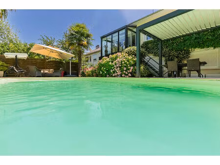 maison d'architecte avec piscine   verrières-le-buisson   dpe c  pompe à chaleur  isolatio