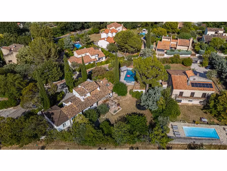 villa meublée familiale - 4 chambres  piscine  vue garlaban - 190 m²