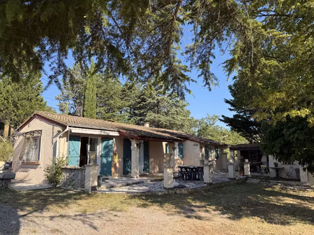 villa de plain pied sur environ 1600 m2 de terrain attenant
