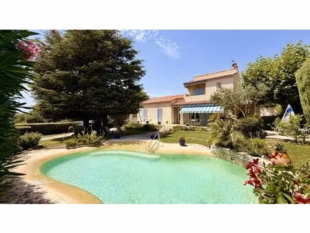 maison t5 de 172 m² avec jardin et piscine - les cadenières vitrolles