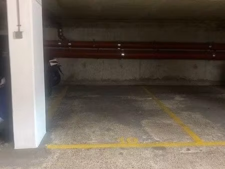 location parking suresnes face immeuble bel