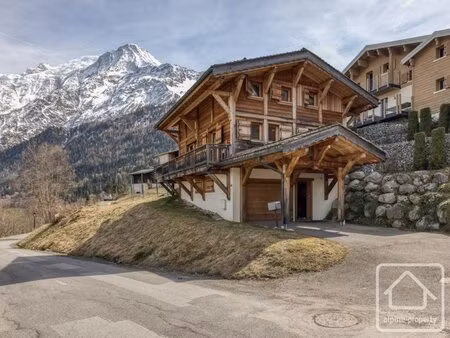chalet individuel skis aux pieds de 4 chambres avec sauna  ski-room et garage  proche de..