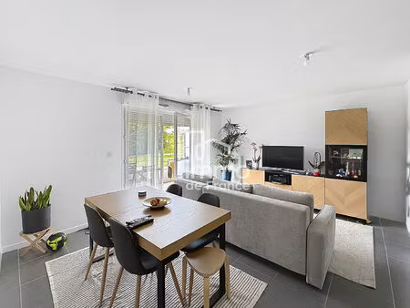 appartement chevrier t3 de 67 m2 avec terrasse vue nature et trois parkings.