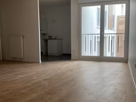 appartement - 1er étage - 99 22 m2 - 3 pièces - non meublé