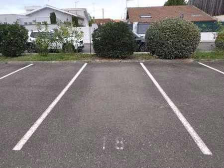 parking prive et securise a aiguillon
