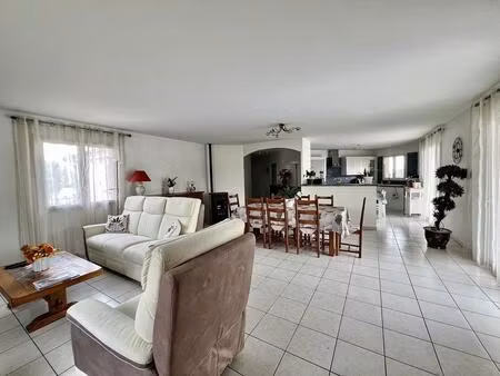 maison moderne et lumineuse avec 4 chambres et terrain de 992 m²
