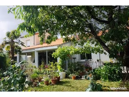 maison de plain pied  entourée d'un jardin arboré