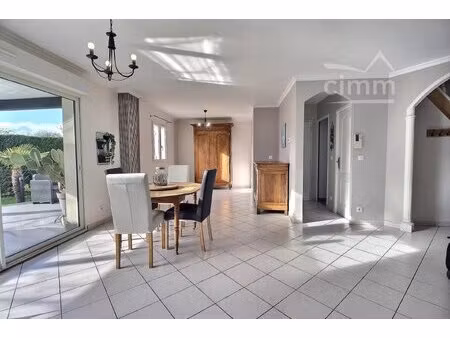 maison lumineuse 6 pièces avec pergola  atelier moto  garage  15kms de tours.