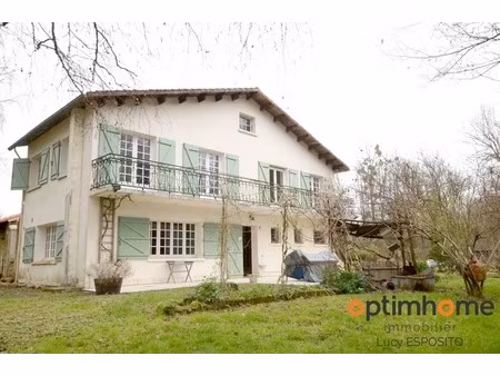 propriété de 4 chambres au bord de la rivière à vendre