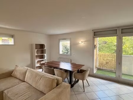 ? appartement meublé 47m² moderne  parking  terrasse sud - 1100 ttc - dispo 1er août