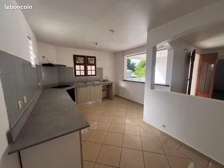loue t5 1er étage 1050 hc