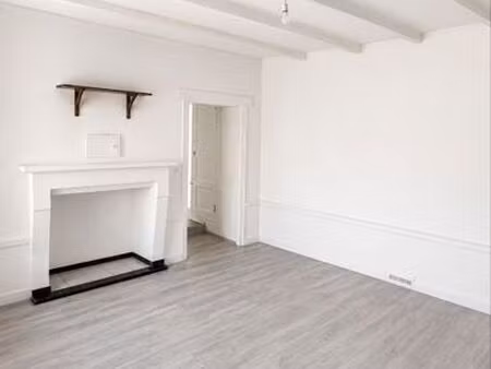 p2 30m2 rdc sur cour / petite copropriété calme