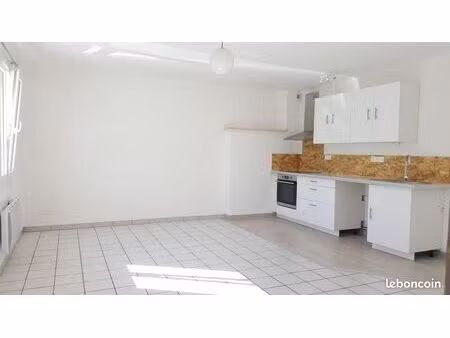 t2 45m² très calme très lumineux venette parking  jardinet et cave