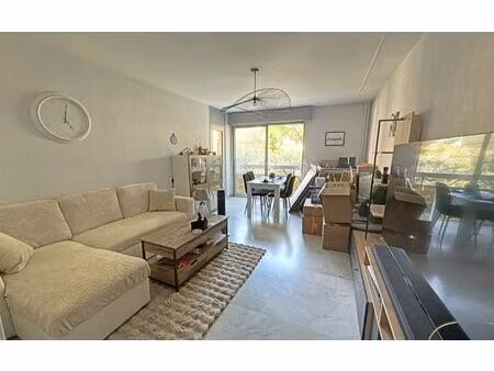 location appartement  62.18 m² t-3 à marseille 8  1 050 €
