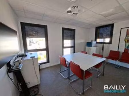 location bureaux et commerces à la roche-sur-yon (85000) : à louer / 128m² la roche-sur-yo