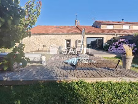 belle maison en pierre avec piscine et beaux volumes