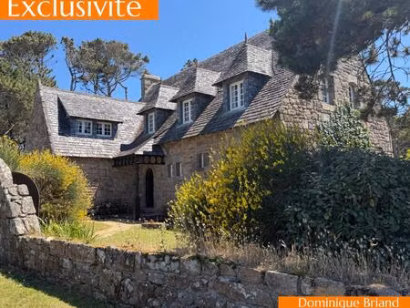 magnifique maison en pierre à 200 m de la plage de la grève blanche.
